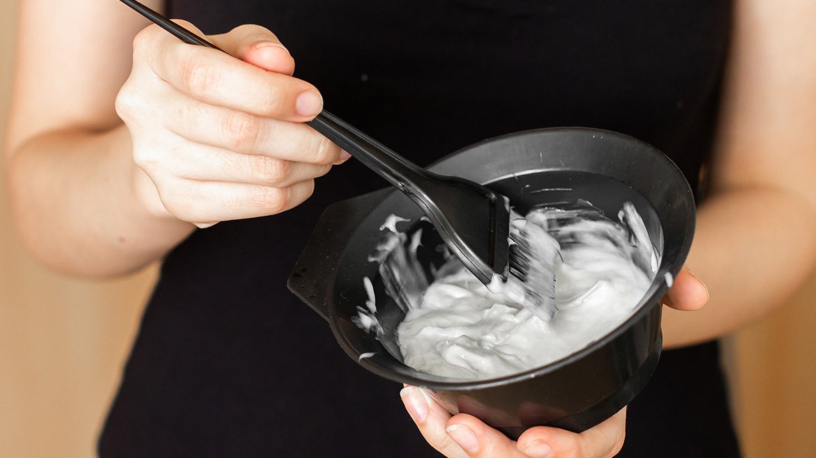 Kobieta mieszająca farbę do włosów